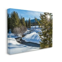 Река Ступел Индустри, која тече меѓу снежните падини, далечна планинска галерија со фотографии завиткани од платно печатење